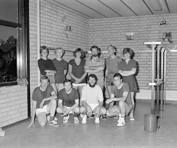 884265 Groepsportret van het volleybalteam van het Gemeentearchief Utrecht (GAU) de 'Numandallen', tijdens een toernooi ...